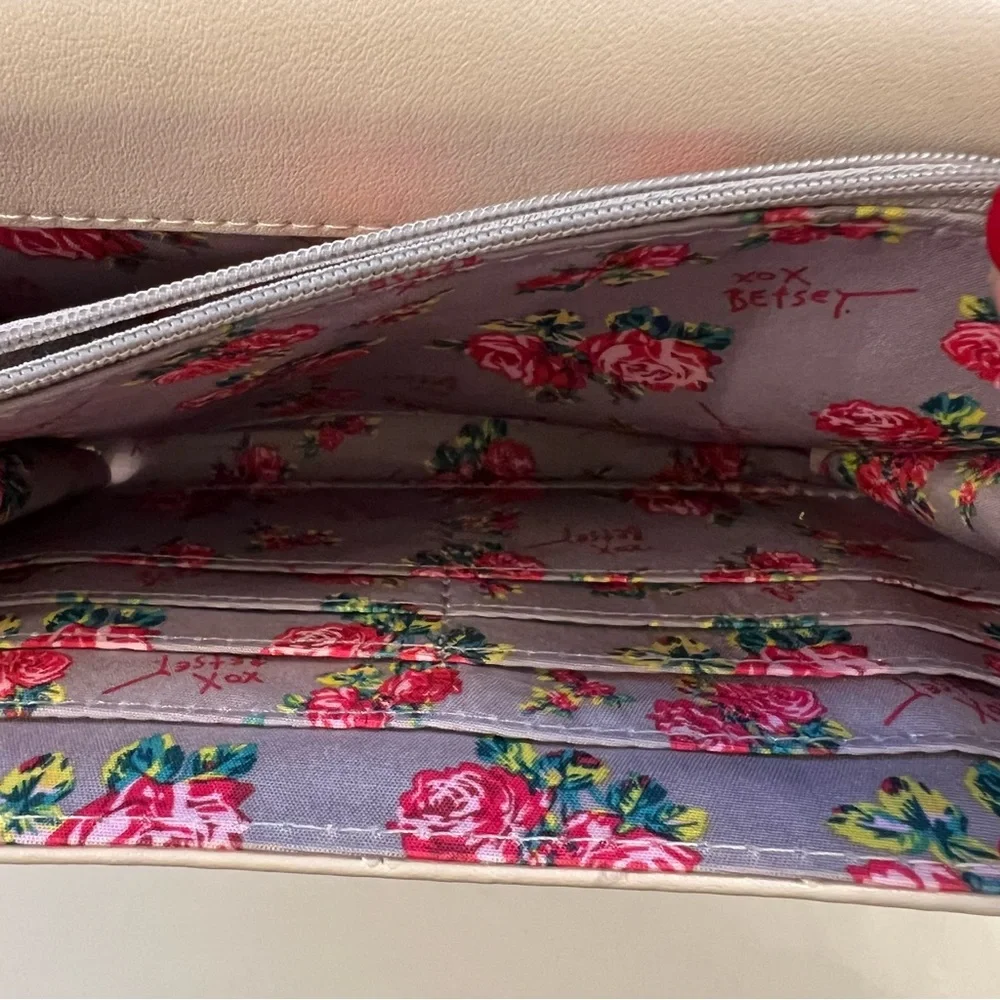 Betsey Johnson Cream Crossbody Bag with Heart Accent • Great for Valentines 💘 - Picture 5 of 9